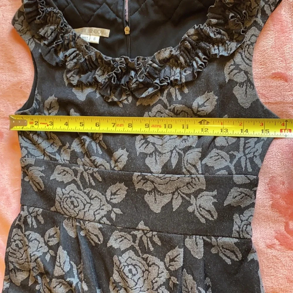 Maggy London Dress Gray Sleeveless Ruffle Rose size 6